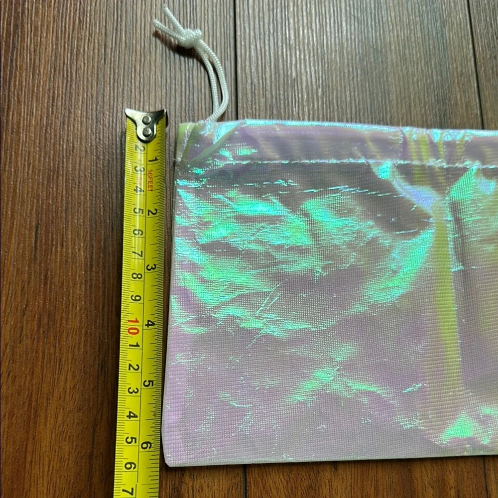 ⚪️⚪️Set of 2 Iridescent Drawstring Pouches⚪️⚪️